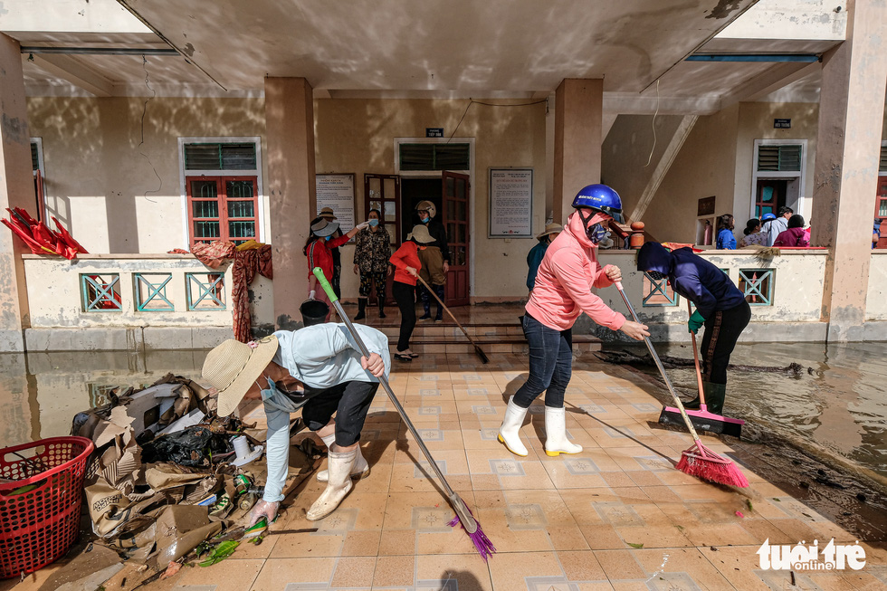 Teachers of Cam Xuyen District in Ha Tinh Province clean up Cam Quang Elementary School. Photo: Nam Tran / Tuoi Tre