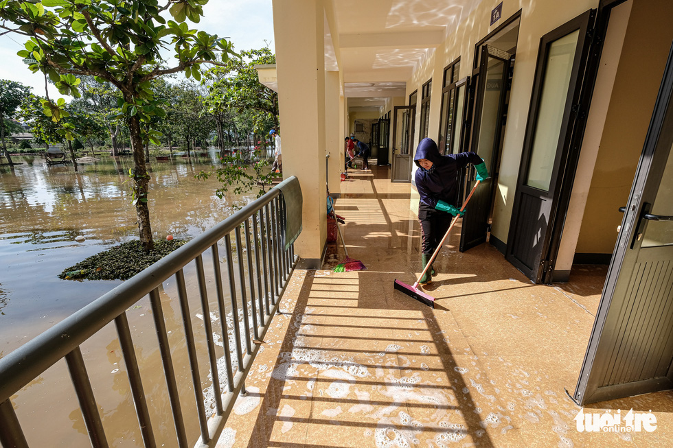 Teachers of Cam Xuyen District in Ha Tinh Province clean up Cam Quang Elementary School. Photo: Nam Tran / Tuoi Tre