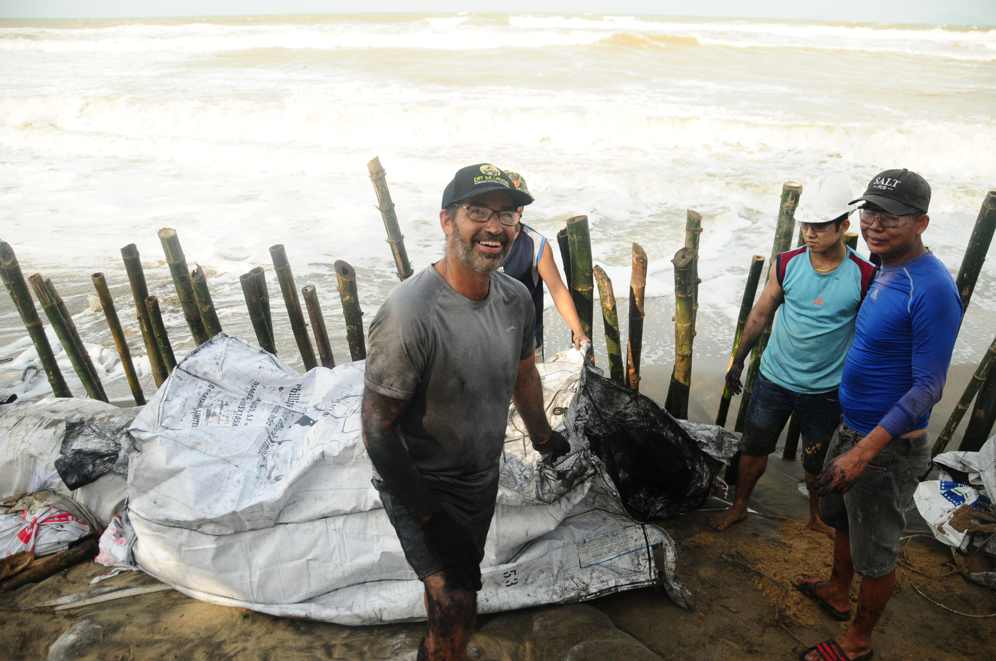 Foreigners Help Protect Beach From Extreme Waves In Hoi An | Tuoi Tre News