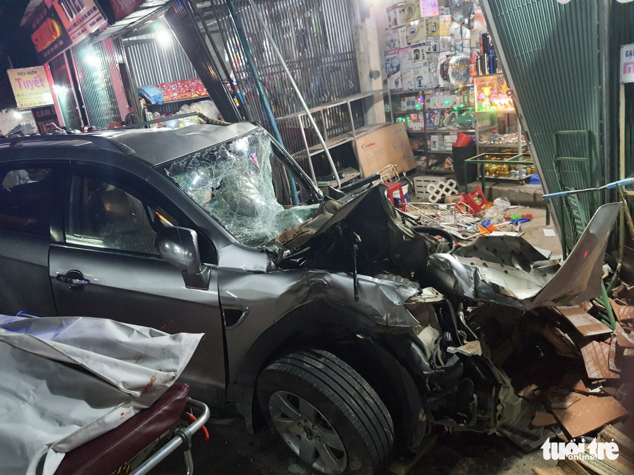 An automobile is heavily damaged following a collision with a truck in Quang Ngai Province, Vietnam, October 24, 2020. Photo: L.D. / Tuoi Tre