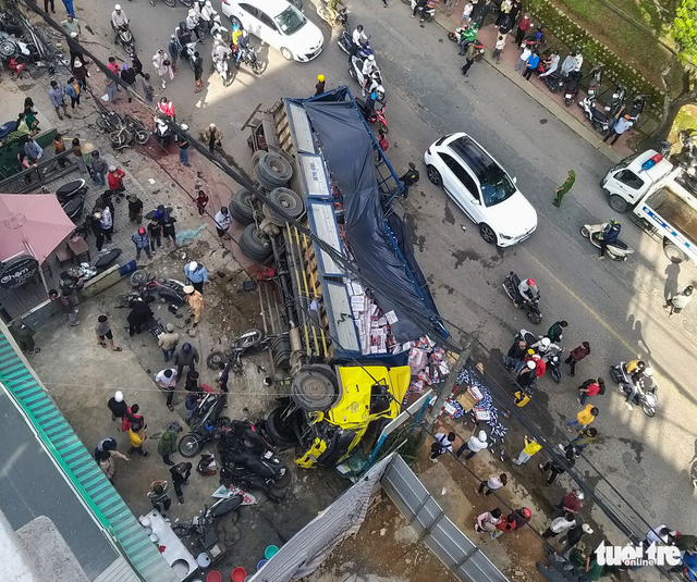 Parked truck slides downhill, crashes into motorbikes in Vietnam’s Central Highlands
