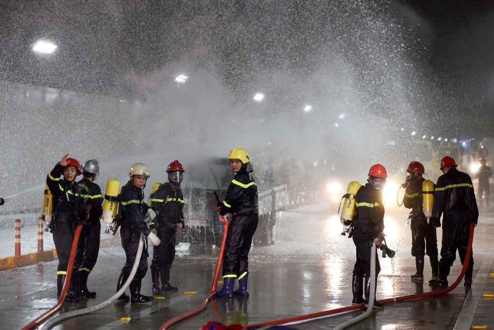 Firefighters participate in a fire drill at the Saigon River Tunnel in Ho Chi Minh City on October 25, 2020. Photo: Duyen Phan / Tuoi Tre
