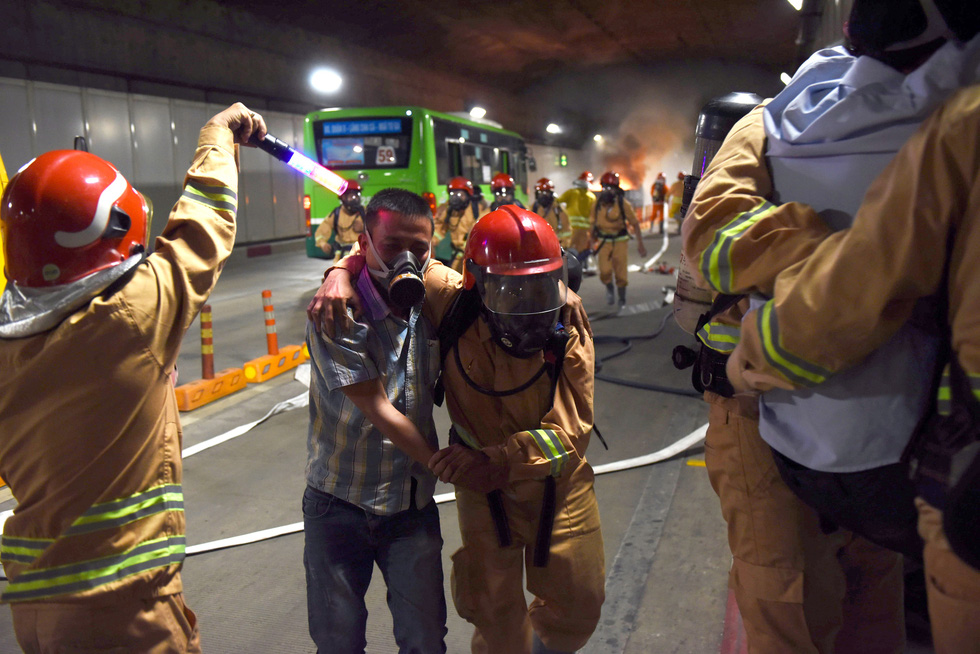 Firefighters rescue a victim during a fire drill at the Saigon River Tunnel in Ho Chi Minh City on October 25, 2020. Photo: Duyen Phan / Tuoi Tre