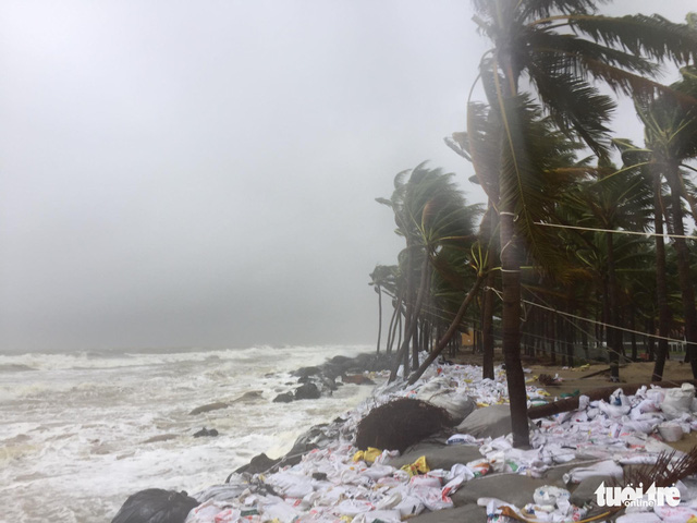 Typhoon Molave nears mainland, wreaks havoc in central Vietnam