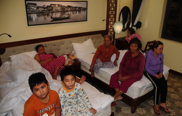 Nguyen Thi Dom and her 10 other family members take shelter in Le Pavillon Hotel in Hoi An City of Quang Nam Province. Photo: T.B.Dung / Tuoi Tre