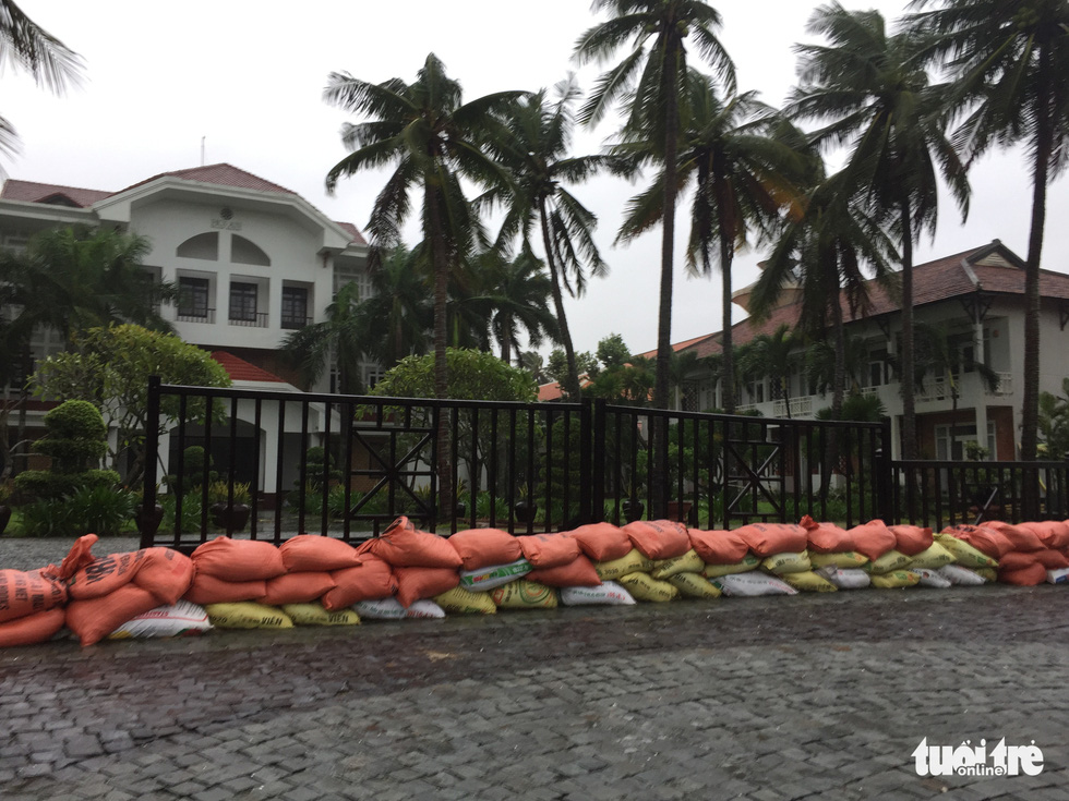Sacks of sands are piled as a temporary revetment in front of a hotel near Cua Dai Beach in Hoi An City, Quang Nam Province, before Storm Molave makes landfall in Vietnam’s central region, October 28, 2020. Photo: B.D. / Tuoi Tre