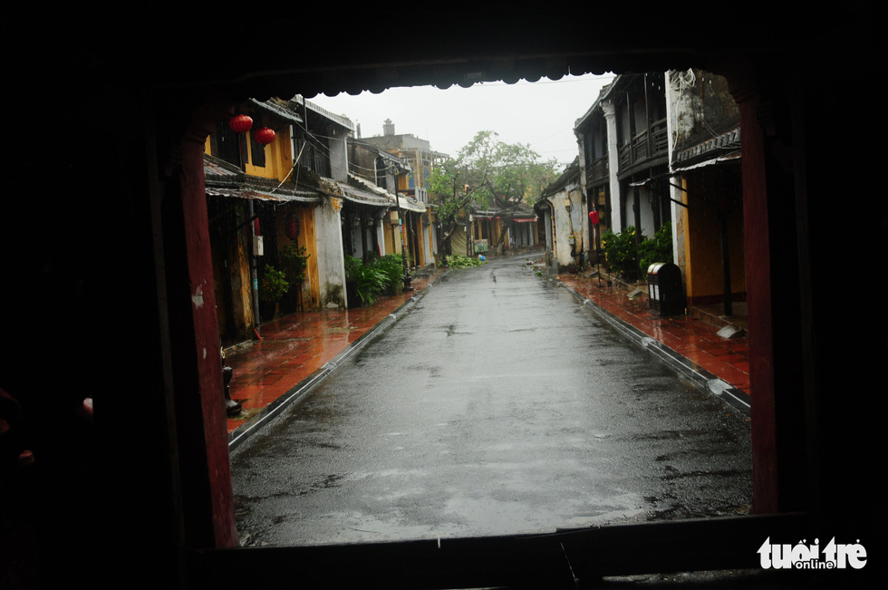 An empty street in the center of Hoi An Ancient Town, Quang Nam Province, before Storm Molave makes landfall in Vietnam’s central region, October 28, 2020. Photo: B.D. / Tuoi Tre