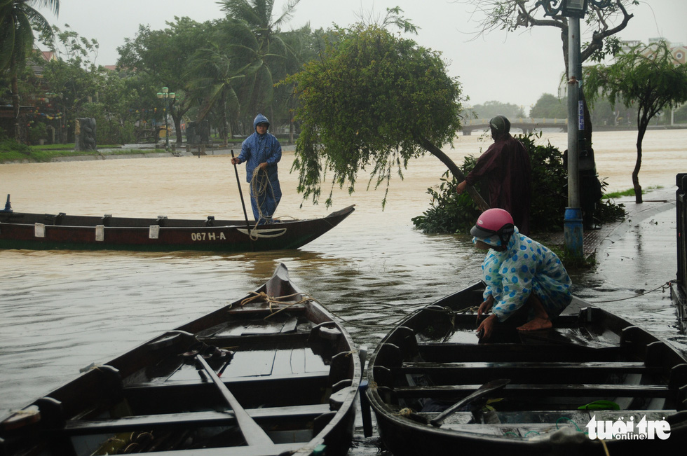Local people dock their boats along the Thu Bon River’s bank in the center of Hoi An Ancient Town, Quang Nam Province, before Storm Molave makes landfall in Vietnam’s central region, October 28, 2020. Photo: B.D. / Tuoi Tre