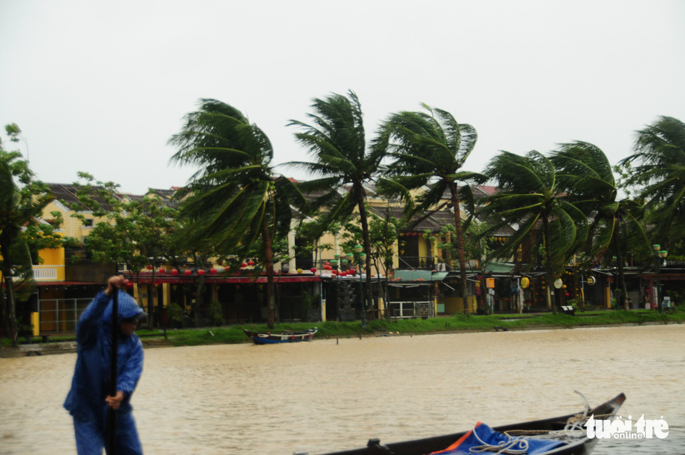 A local sails a boat on the Thu Bon River in the center of Hoi An Ancient Town, Quang Nam Province, before Storm Molave makes landfall in Vietnam’s central region, October 28, 2020. Photo: B.D. / Tuoi Tre
