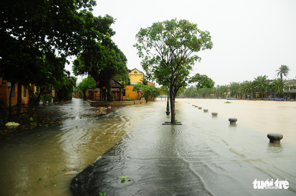 Rising water floods a street in the center of Hoi An Ancient Town, Quang Nam Province, before Storm Molave makes landfall in Vietnam’s central region, October 28, 2020. Photo: B.D. / Tuoi Tre