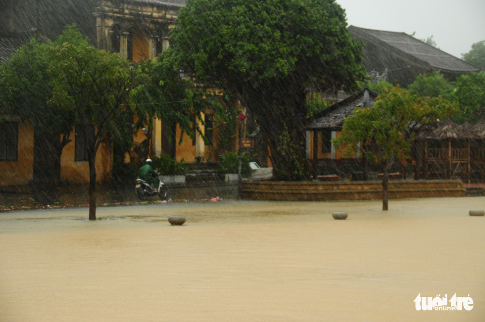 A man rides a motorbike in the rain in the center of Hoi An Ancient Town, Quang Nam Province, as Storm Molave is about to make landfall in Vietnam’s central region, October 28, 2020. Photo: B.D. / Tuoi Tre