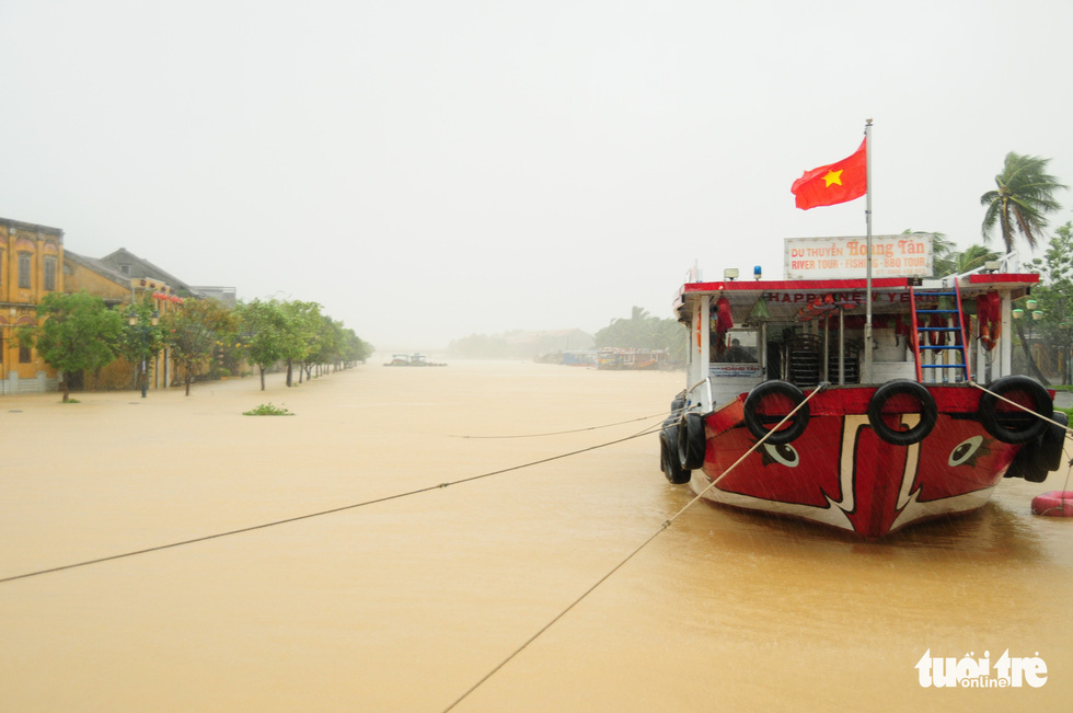 A fishing boat is docked along the Thu Bon River’s bank in the center of Hoi An Ancient Town, Quang Nam Province, before Storm Molave makes landfall in Vietnam’s central region, October 28, 2020. Photo: B.D. / Tuoi Tre