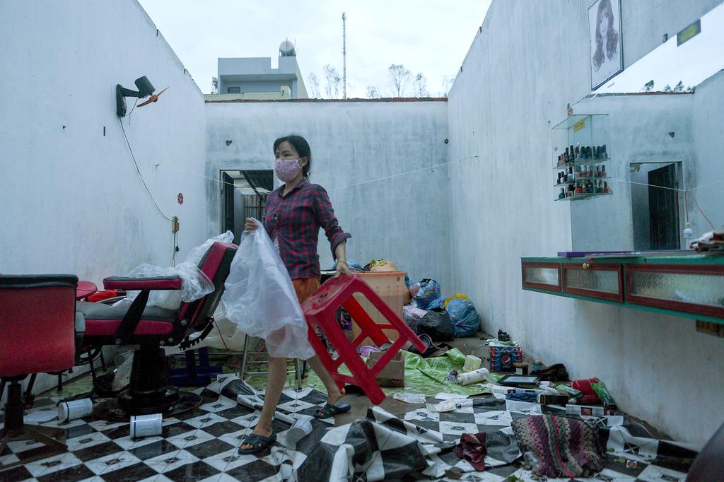 A woman works in a barbershop damaged by the Typhoon Molave in Binh Chau village, Quang Ngai province, Vietnam October 28, 2020. Photo: Reuters