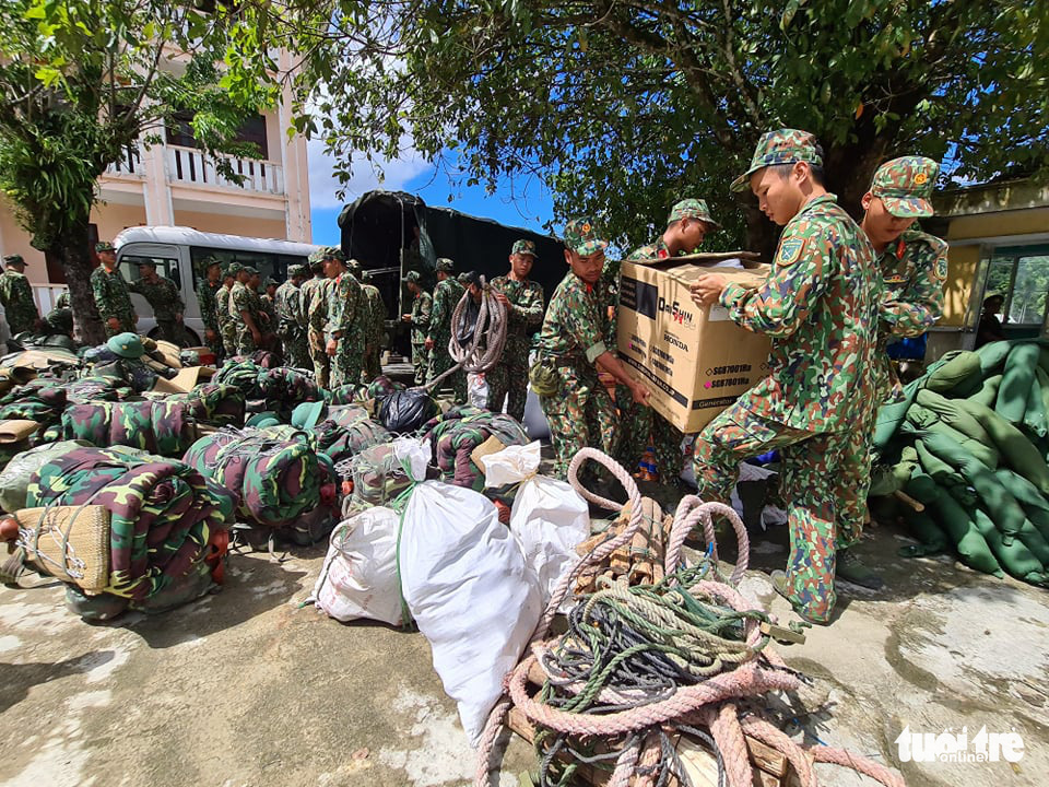 Military officers prepare food and supplies for rescue forces dispatched to a landslide in Tra Leng Commune, located in Nam Tra My District, Quang Nam Province, October 29, 2020. Photo: Ngoc Hien / Tuoi Tre