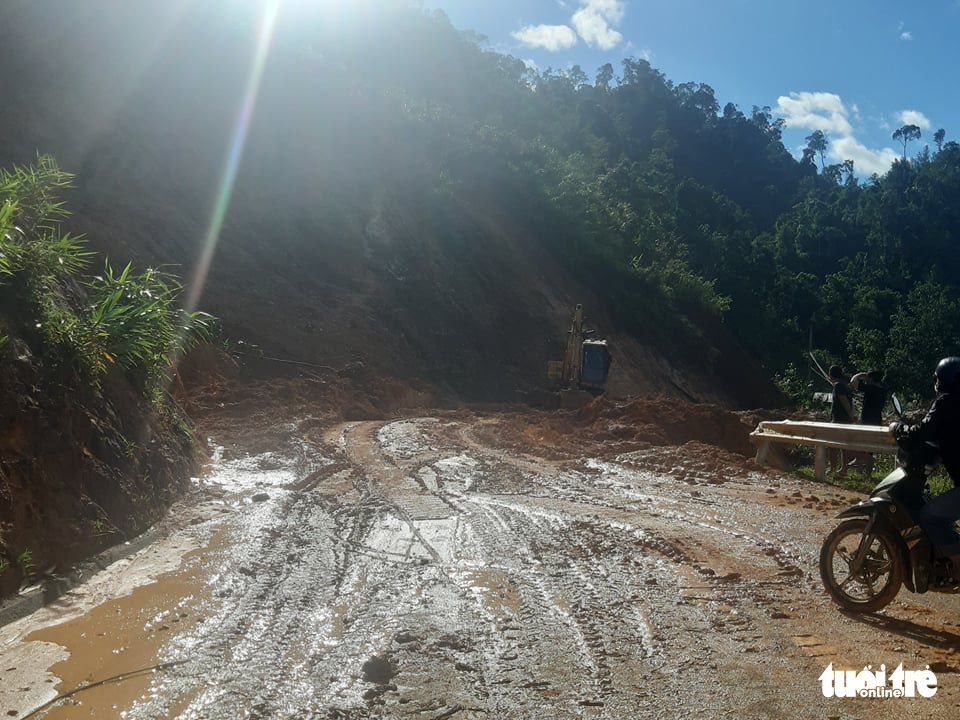 Road workers clear the road after landslides caused the closure of National Highway 40B in Quang Nam Province, October 29, 2020. Photo: Le Trung / Tuoi Tre