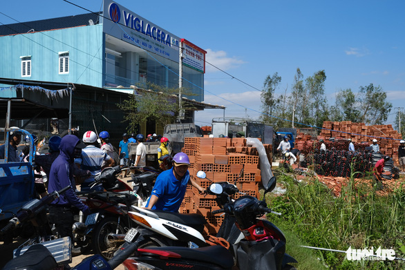 People buy tiles to fix their roofs after Storm Molave in Quang Ngai Province, October 29, 2020. Photo: Tan Luc / Tuoi Tre