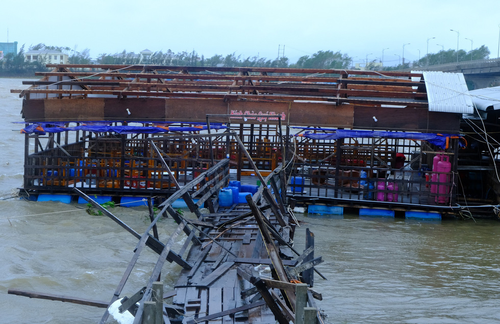A floating restaurant is completely damaged in Binh Son District, Quang Nam Province, October 28, 2020. Photo: Tran Mai / Tuoi Tre