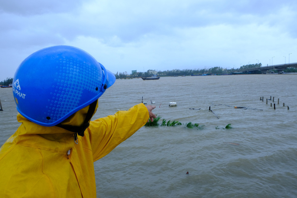 A person points at where a floating restaurant used to be located before being knocked down and swept away by Storm Molave in Binh Son District, Quang Nam Province, October 28, 2020. Photo: Tran Mai / Tuoi Tre
