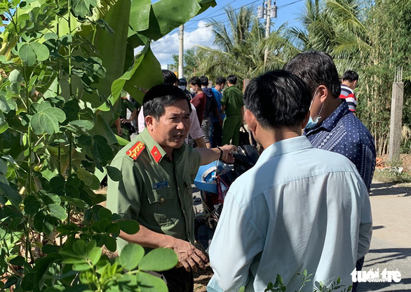 Senior Colonel Dinh Van Noi, director of the An Giang Department of Public Security, talks with police officers at the scene of a gold smuggling case in Chau Doc City, An Giang, October 30, 2020. Photo: Tien Vu / Tuoi Tre