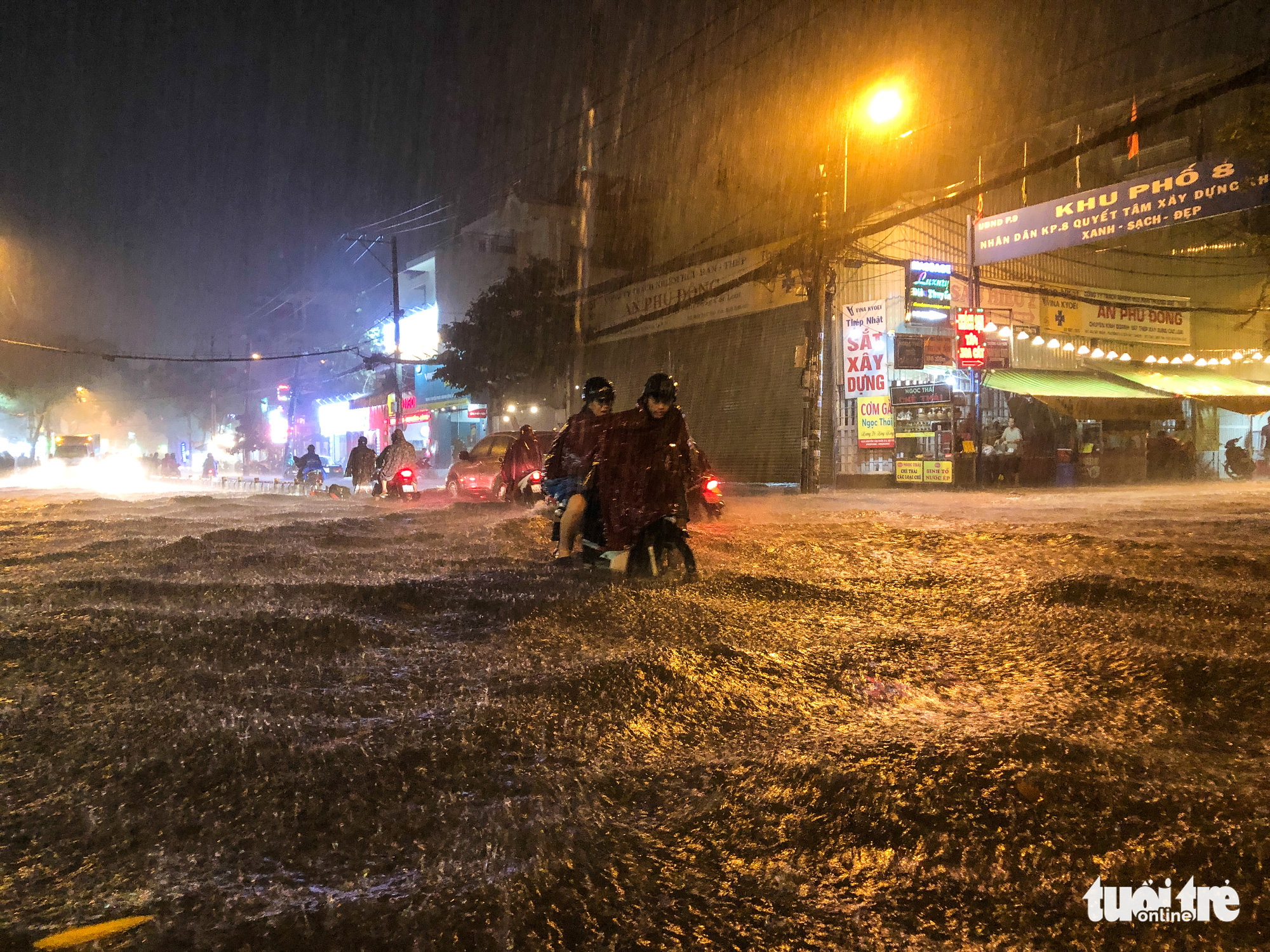 Commuters have a hard time traveling on a flooded street in a heavy downpour in Ho Chi Minh City, October 31, 2020. Photo: Chau Tuan / Tuoi Tre