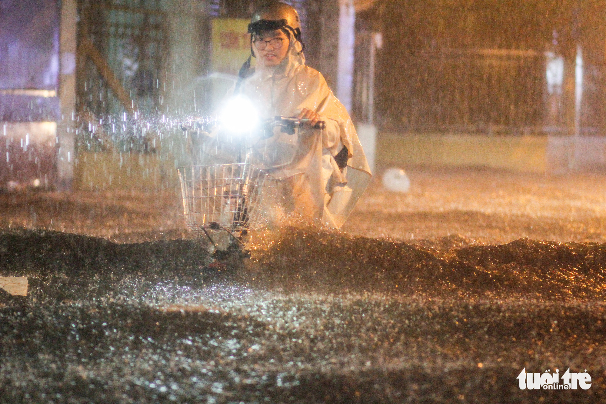 A cyclist travels on a flooded street in Ho Chi Minh City, October 31, 2020. Photo: Chau Tuan / Tuoi Tre
