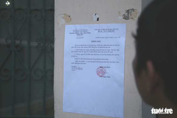 A notice asking students to take two days off from school is posted on a wall at Binh Phu Middle School in District 6, Ho Chi Minh City, November 1, 2020. Photo: Ngoc Khai / Tuoi Tre