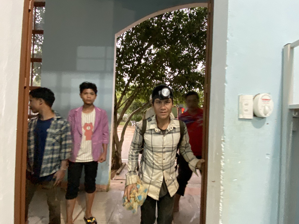 Residents of Tra Leng Commune in Quang Nam Province arrives at a local school to take shelter before Storm Goni arrives. Photo: Le Trung / Tuoi Tre