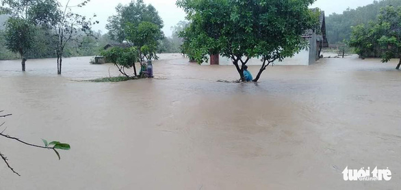Some areas in Vinh Kim Commune, Vinh Thanh District, Binh Dinh Province are severely inundated. Photo: Tan Thanh/Tuoi Tre