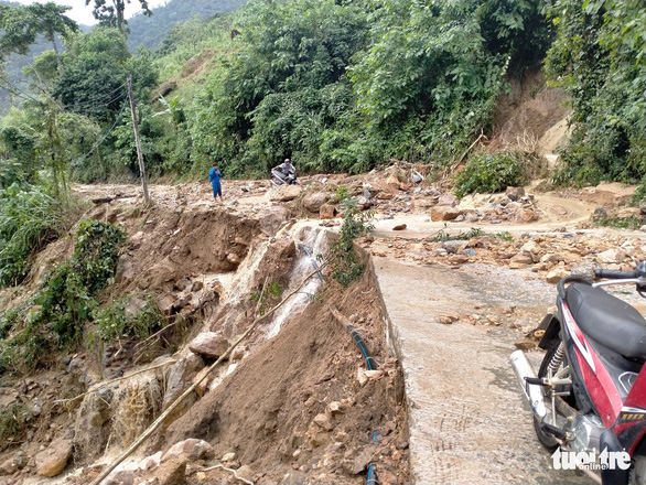 Traffic in Vinh Kim Commune, Vinh Thanh District, Binh Dinh Province is paralyzed due to mudslide. Photo: Tan Thanh/Tuoi Tre