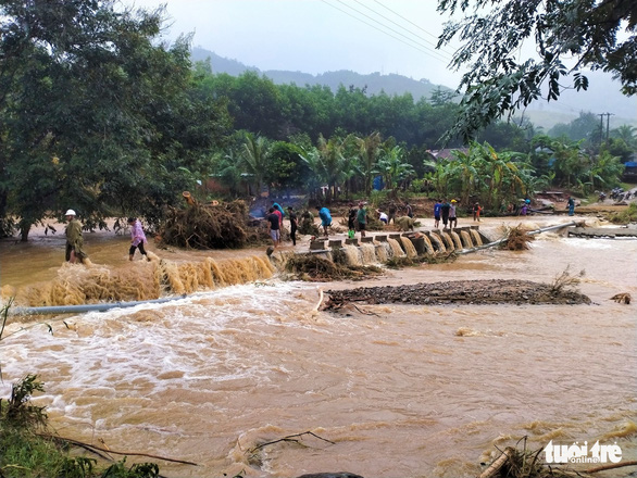 Flash flood, mudslide break up commune in central Vietnam
