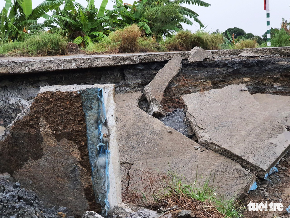 The concrete structure of a road in An Son Commune is broken into pieces. Photo: Ngoc Anh/Tuoi Tre