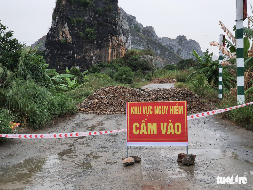 Local authorities post traveling banning signs at risky areas to secure safety for local residents. Photo: Ngoc Anh/Tuoi Tre