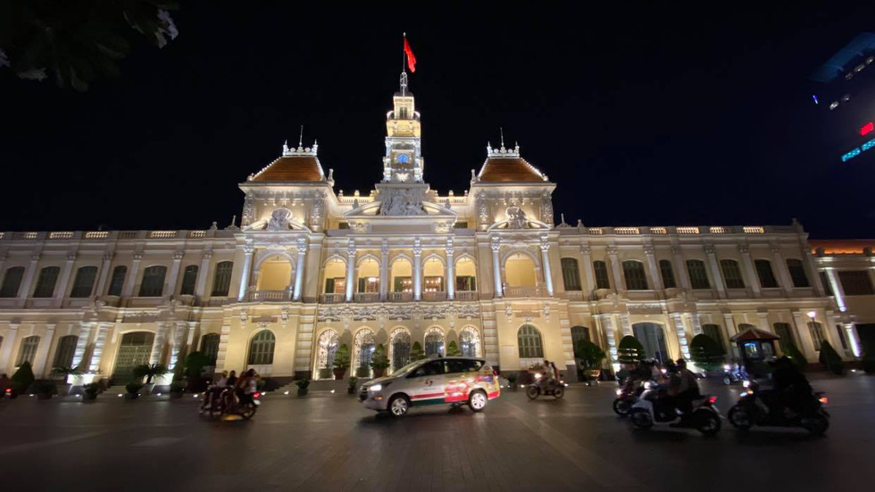 The Ho Chi Minh City People’s Committee head office at night. Photo: Tu Trung / Tuoi Tre