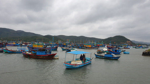Boats take shelter in Hon Nui Mot Lake in Song Cau Town of Phu Yen Province. Photo: Duy Thanh / Tuoi Tre