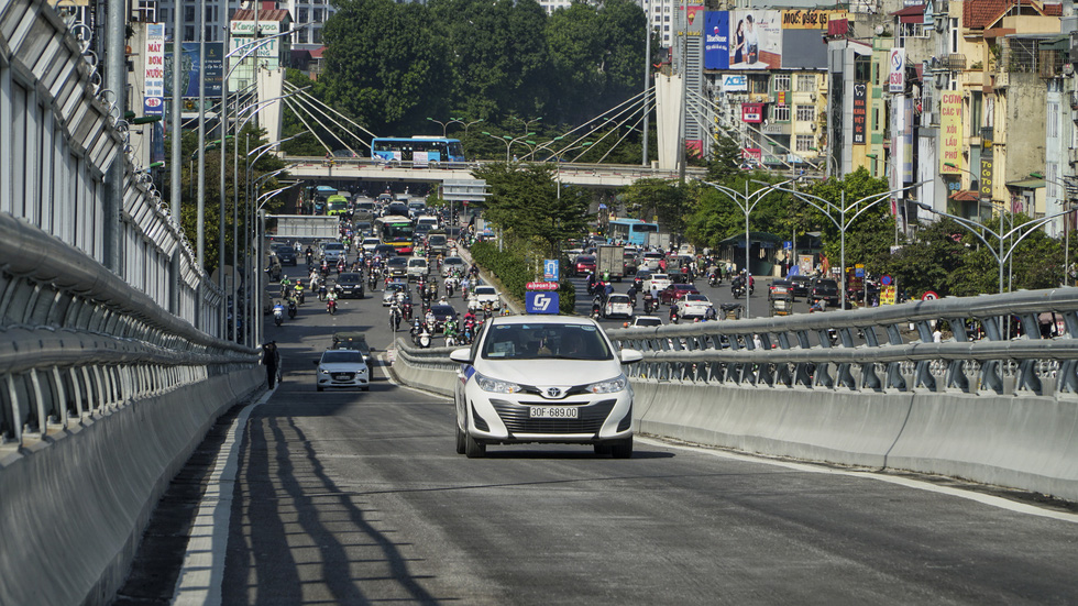 First vehicles passing the Nga Tu So - Nga Tu Vong section of Hanoi’s elevated Ring Road No.2, November 9, 2020. Photo: Pham Tuan / Tuoi Tre