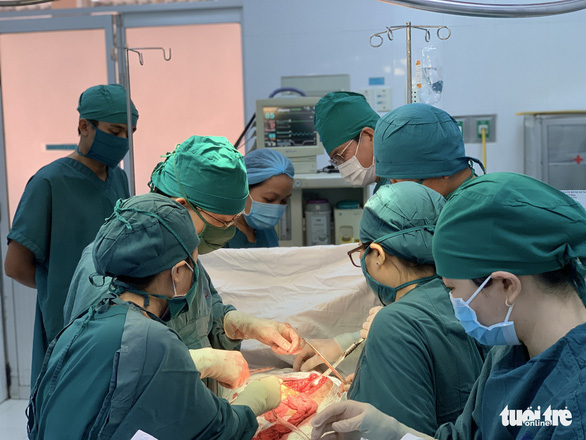 Vietnamese doctors remove rare 3kg abdominal tumor