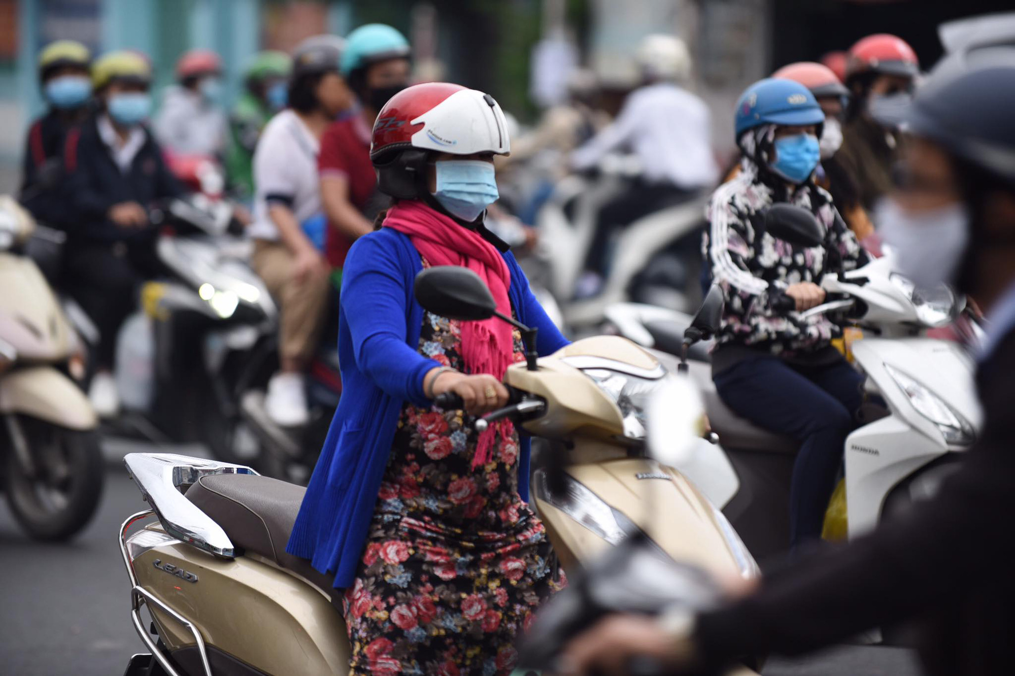 Commuters travel on a street in Ho Chi Minh City, November 11, 2020. Photo: Quang Dinh / Tuoi Tre