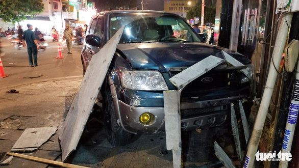 The scene where a car crashed into three motorbikes in Go Vap District, Ho Chi Minh City, November 10, 2020. Photo: Chau Tuan / Tuoi Tre
