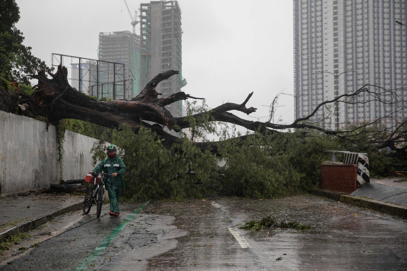 Typhoon Vamco lashes main Philippine island, kills one