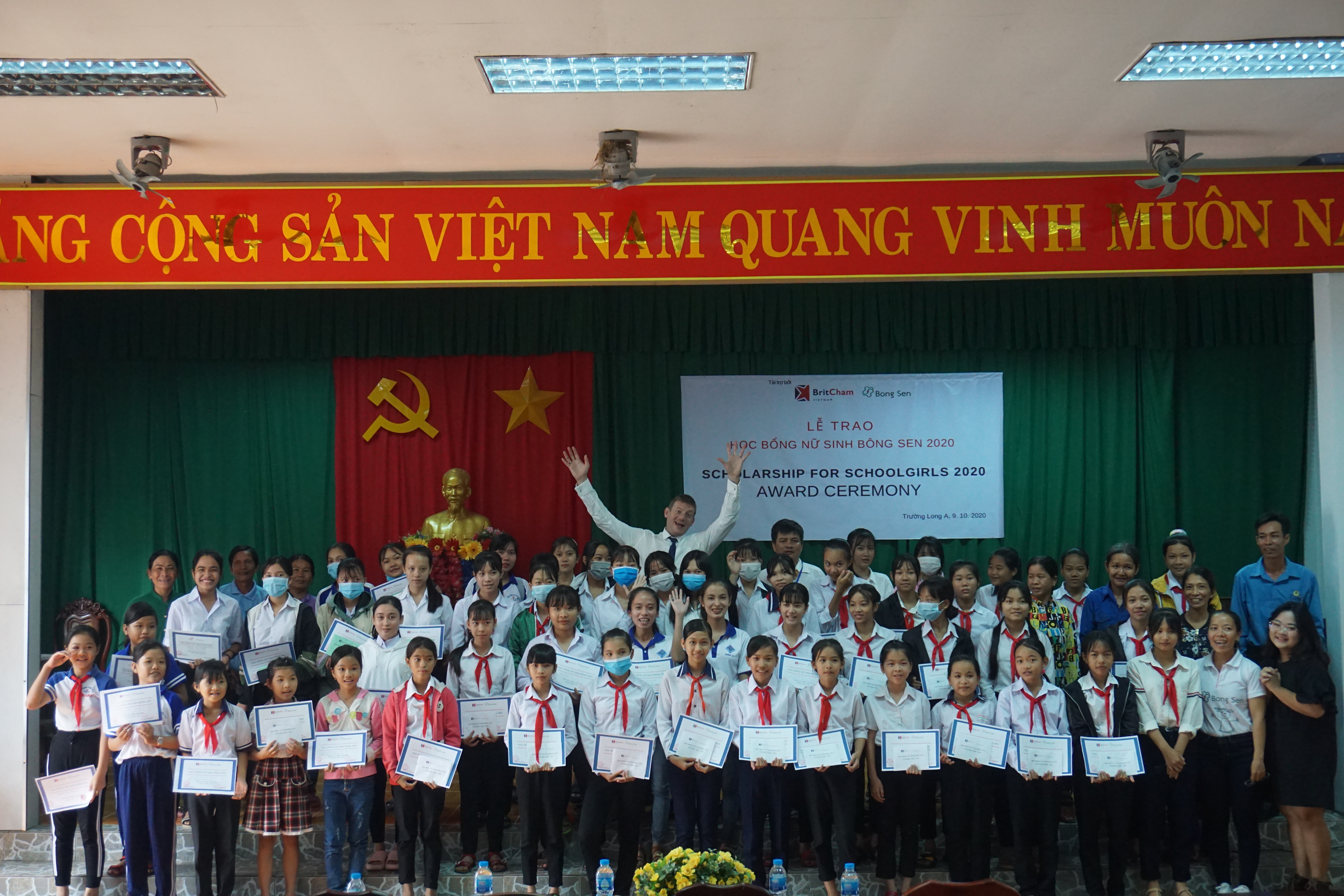 BritCham Vietnam donates VND80 million to Bong Sen Centre for Community Development to provide scholarships for 90 schoolgirls in Hau Giang Province. Photo: Supplied