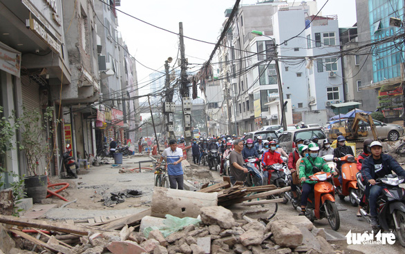 Construction materials sprawl across Vu Trong Phung Street in Thanh Xuan District, Hanoi, November 12, 2020. Photo: Hong Quan / Tuoi Tre