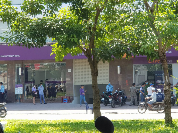 The scene where a suspect, who watered himself with gasoline, carried out a bank robbery in Binh Tan District, Ho Chi Minh City, November 14, 2020. Photo: Ngoc Khai / Tuoi Tre