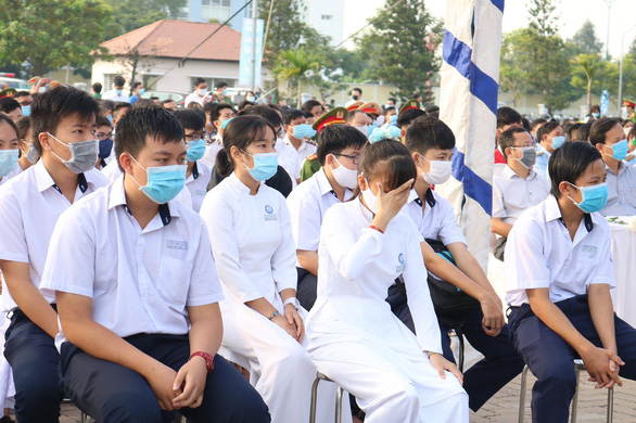 Students attend a memorial event for traffic accident victim in Ho Chi Minh City. Photo: Hoang An / Tuoi Tre