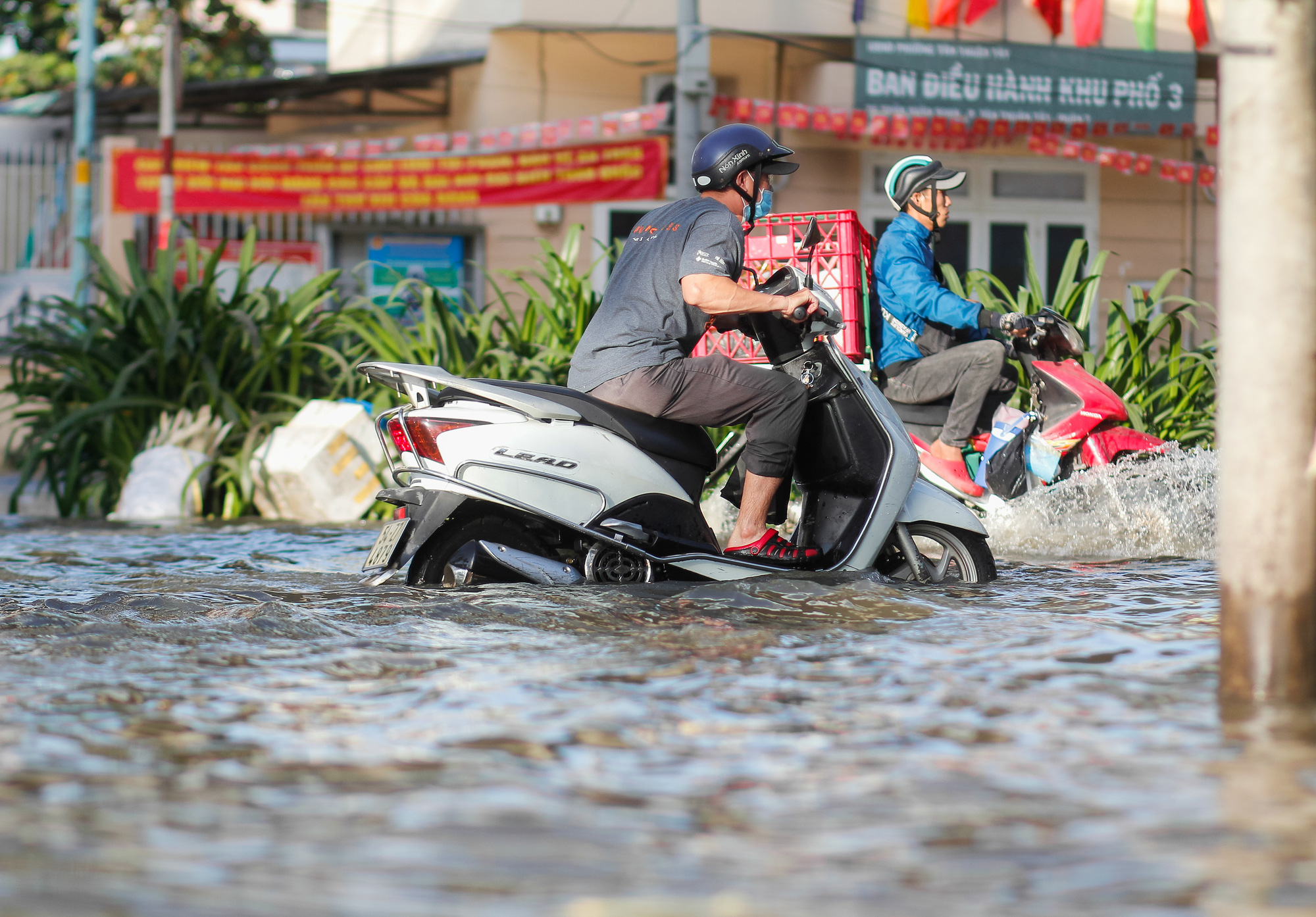 People travel on flooded Tran Xuan Soan Street in District 7, Ho Chi Minh City, November 15, 2020. Photo: Chau Tuan / Tuoi Tre