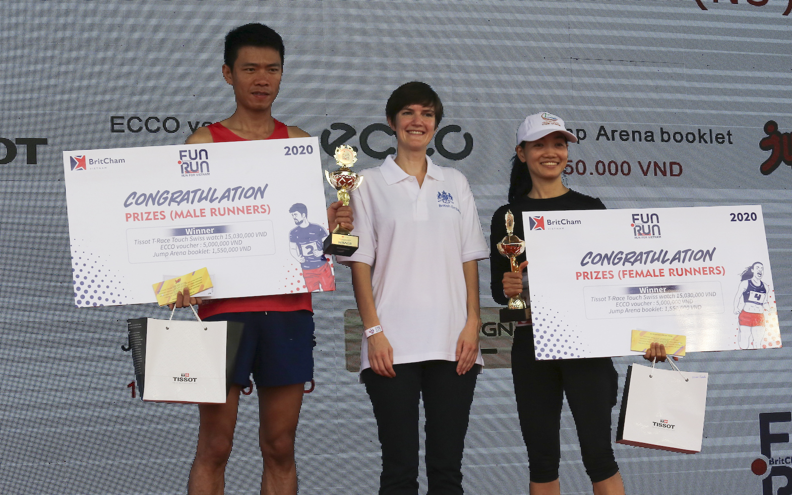 Hua Thuan Long (left) and Nguyen Thao Nguyen received prizes for male and female champions at the 20th BritCham Charity Fun Run in Ho Chi Minh City on November 15,2020. Photo: Duc Khue/ Tuoi Tre