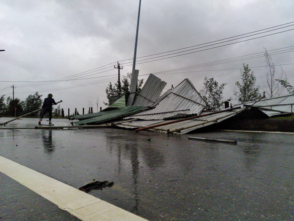 Metal roofing pieces are blown to the ground after Storm Vamco makes landfall. Photo: L.Giang / Tuoi Tre