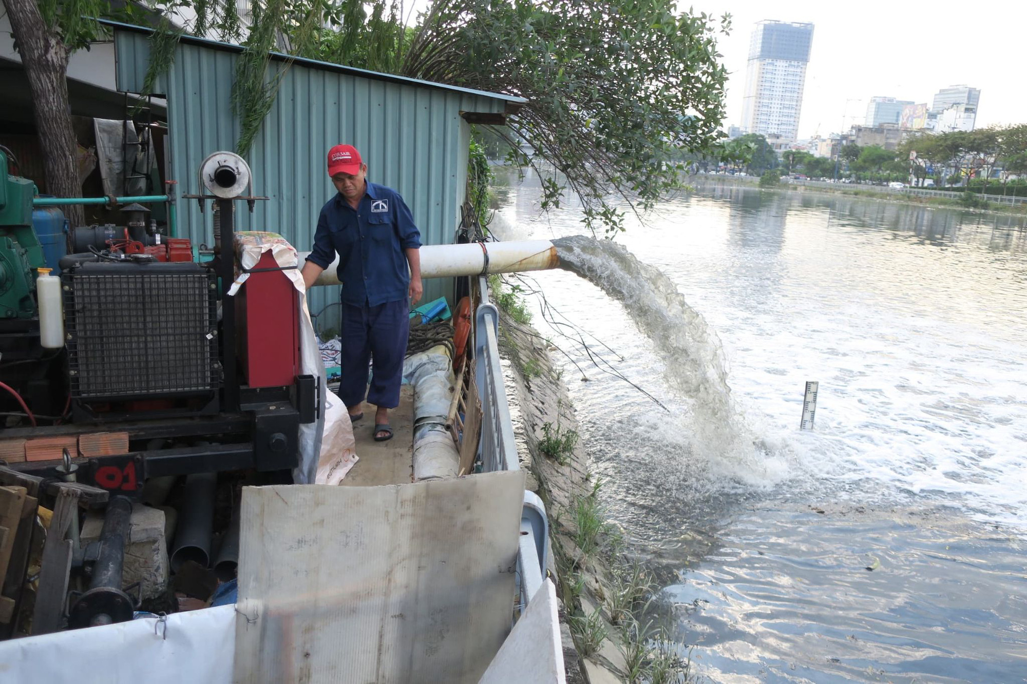 A worker operates a water pump to alleviate flooding in District 4, Ho Chi Minh City, November 16, 2020. Photo: T.T.D. / Tuoi Tre