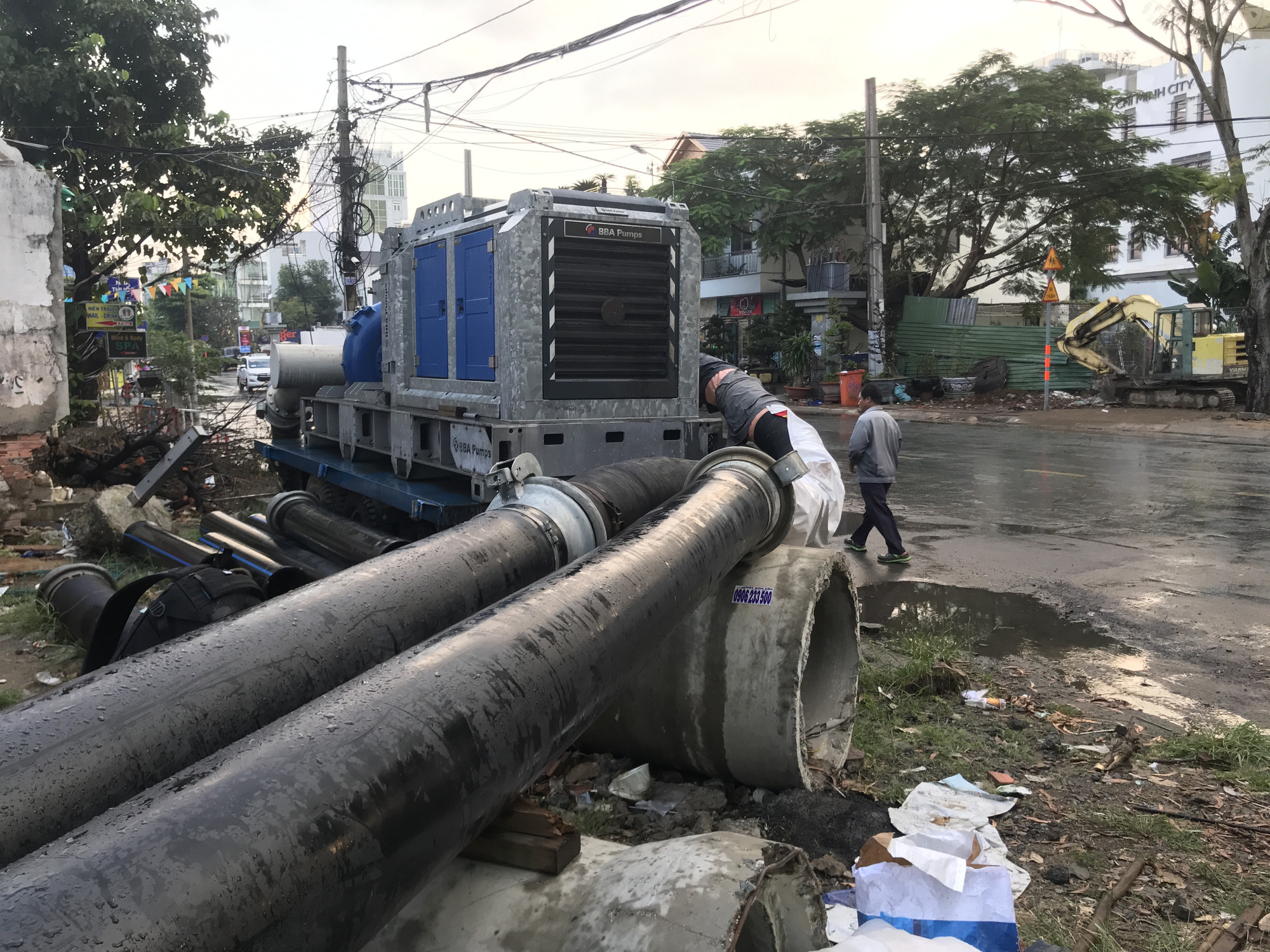 A high-capacity machine is used to pump tidal water back into the river in District 2, Ho Chi Minh City, November 16, 2020. Photo: Le Phan / Tuoi Tre