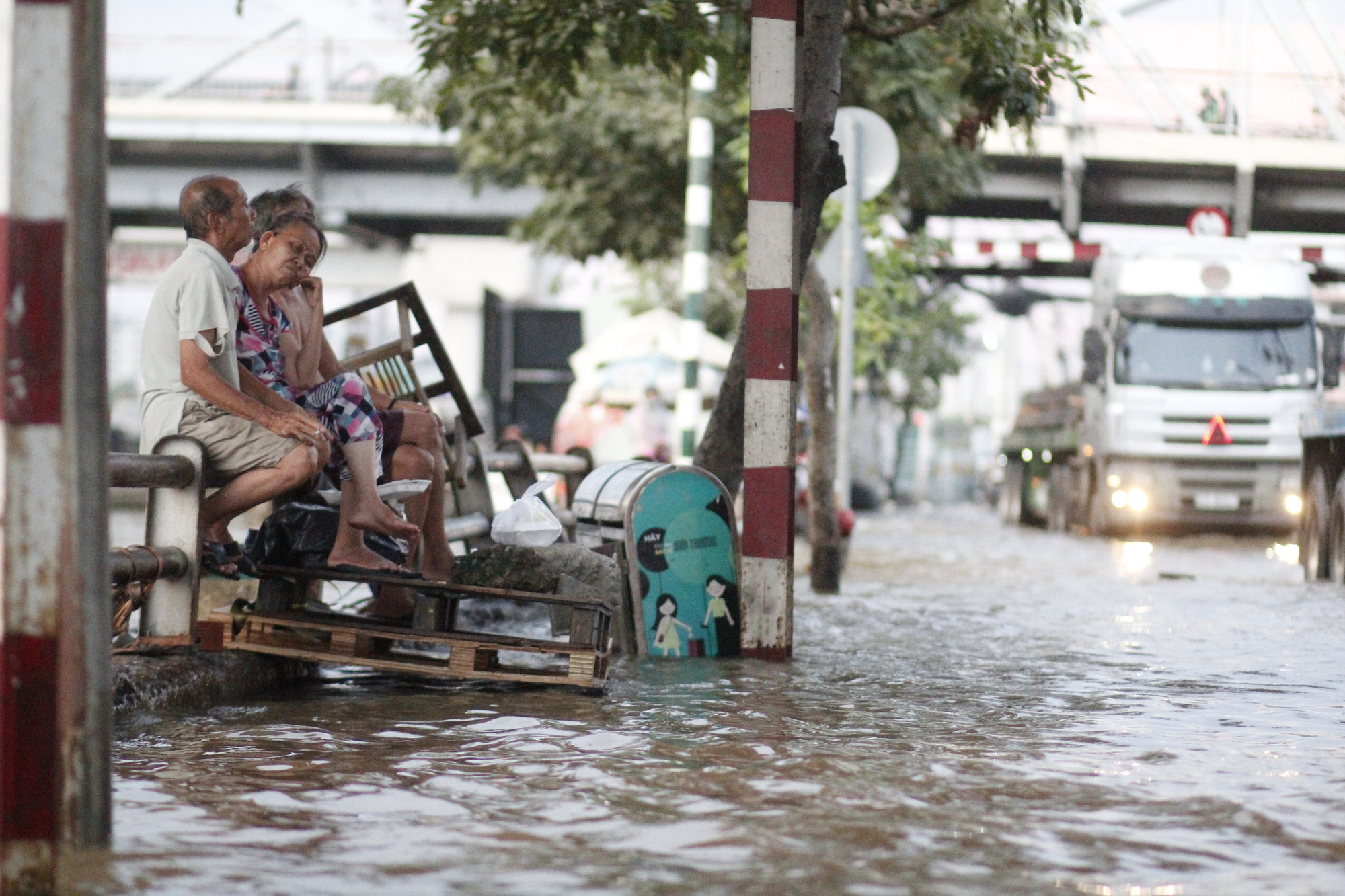 Local residents are pictured on an inundated street in Ho Chi Minh City, November 16, 2020. Photo: Chau Tuan / Tuoi Tre