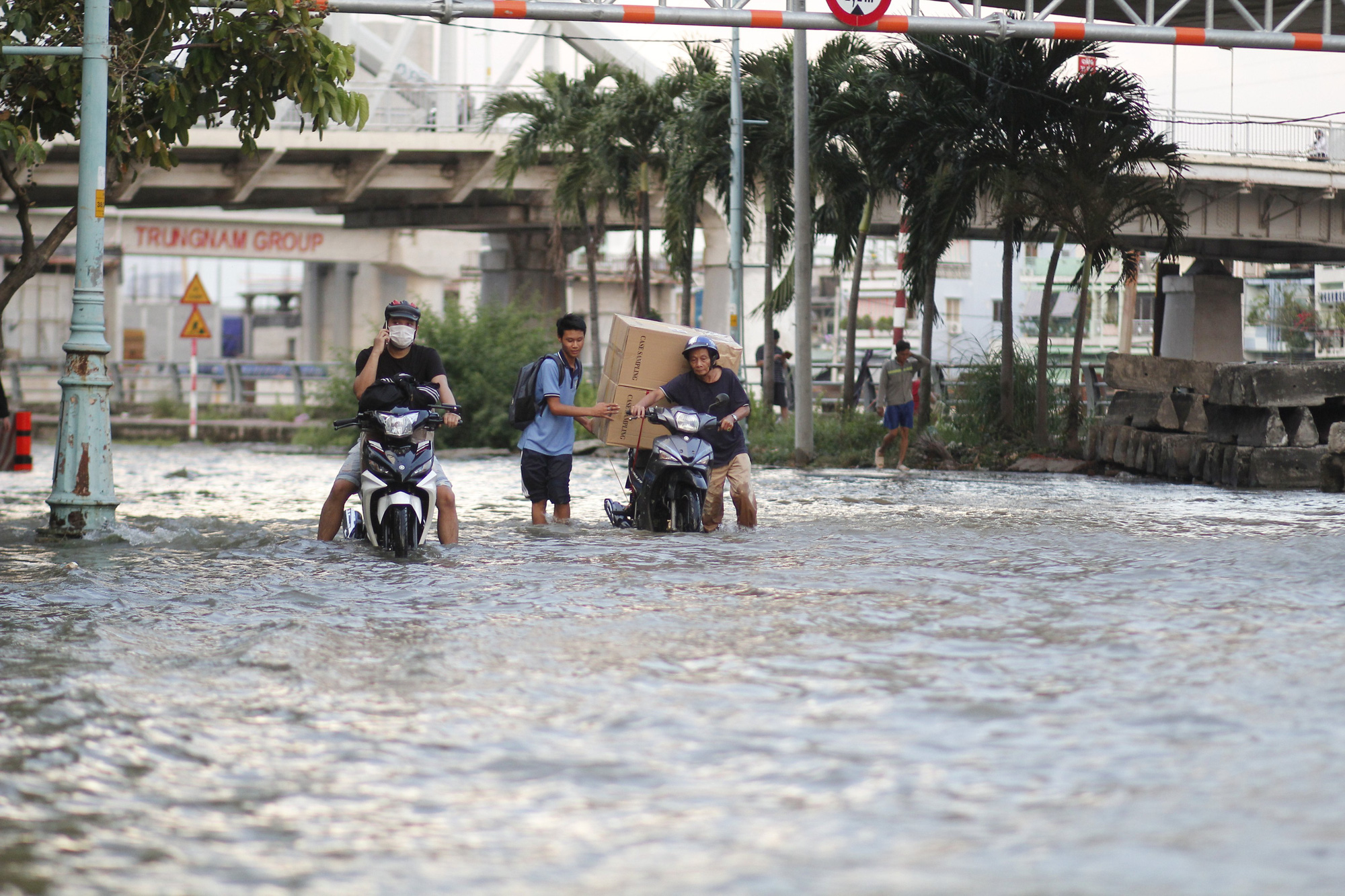 People travel on flooded Ton That Thuyet Street in District 4, Ho Chi Minh City, November 16, 2020. Photo: Chau Tuan / Tuoi Tre